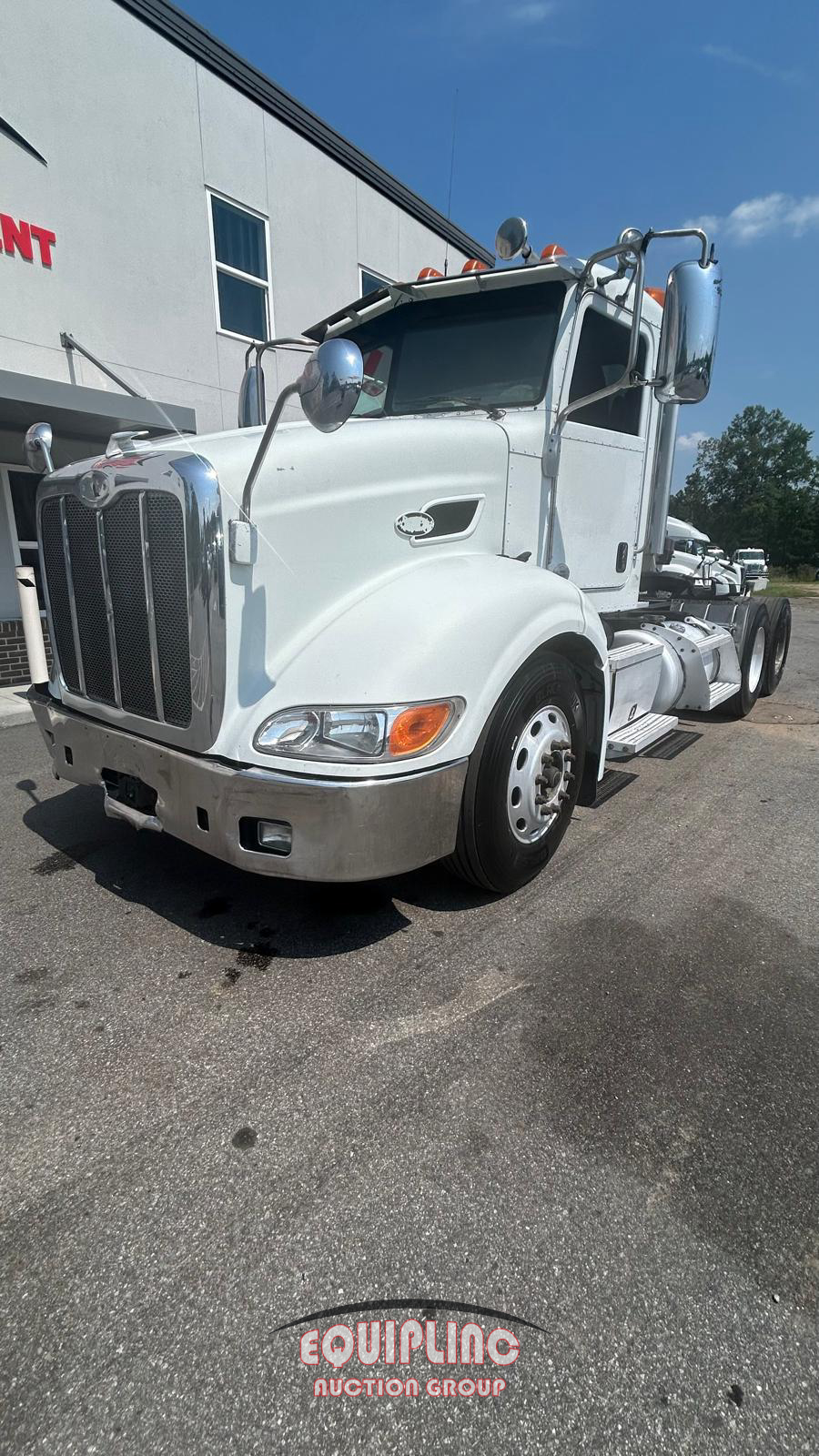 Photo of a 2012 Peterbilt 384