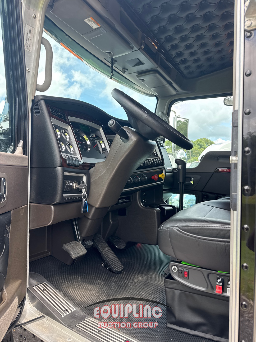 2024 Kenworth W900