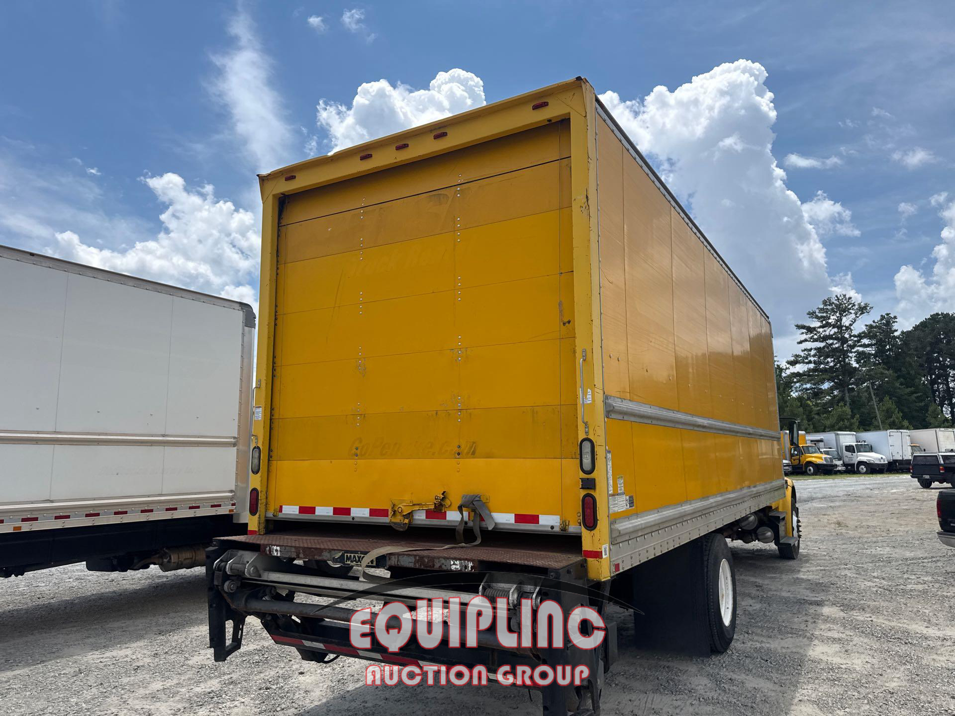 2013 Freightliner M2106