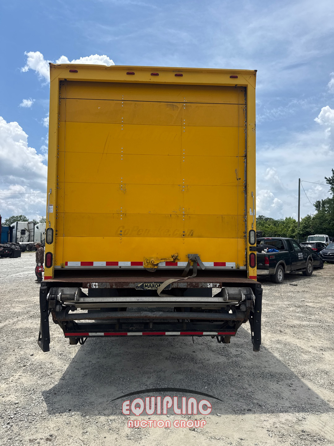 2013 Freightliner M2106
