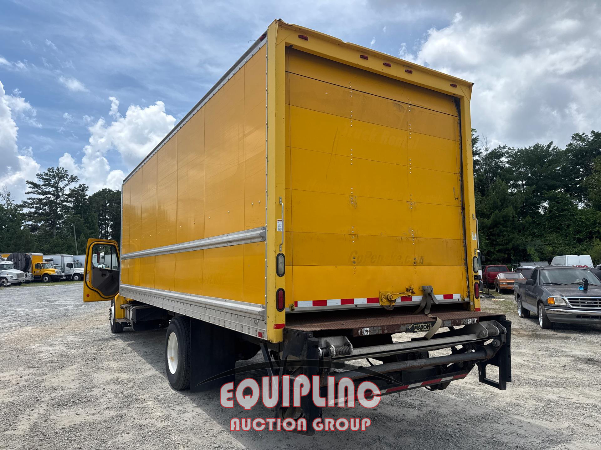 2013 Freightliner M2106