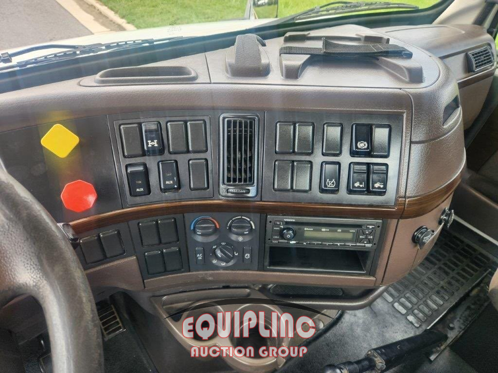 2015 Volvo VNL-64-T-300