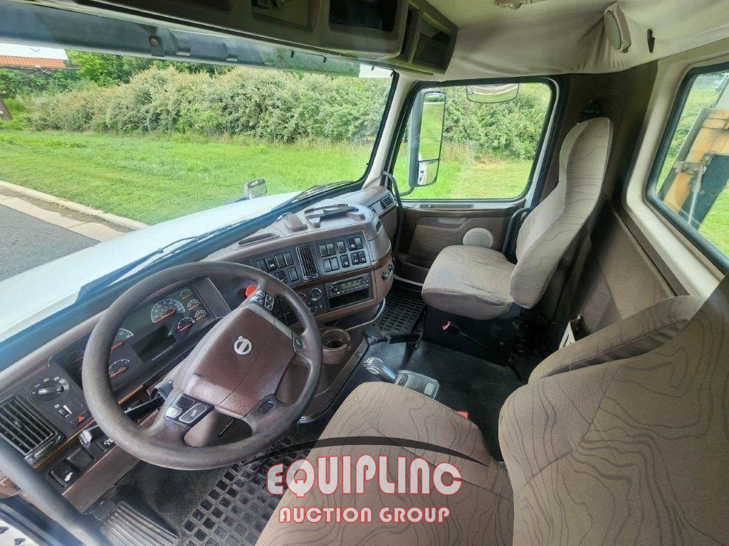 2015 Volvo VNL-64-T-300