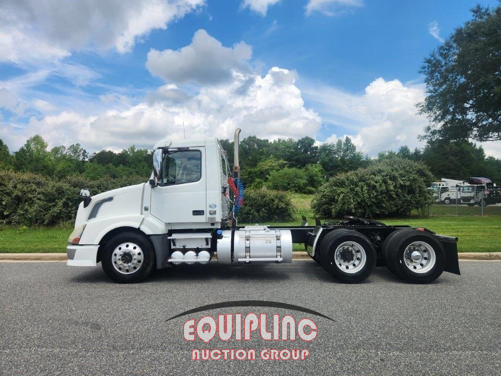 2015 Volvo VNL-64-T-300