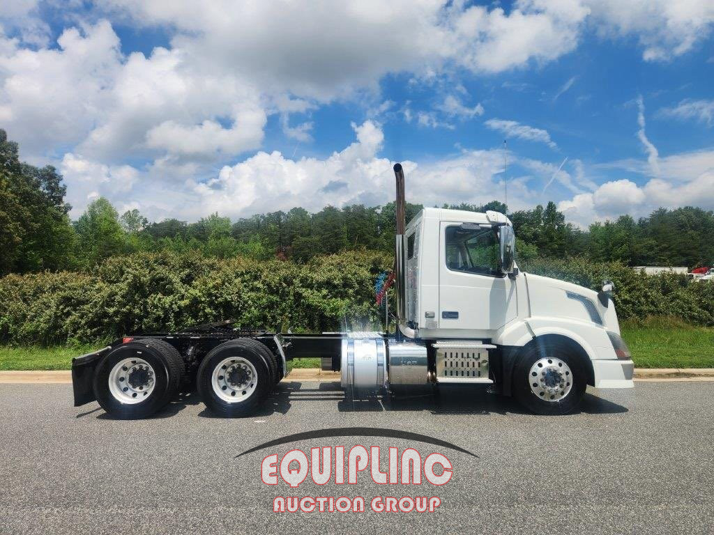 2015 Volvo VNL-64-T-300