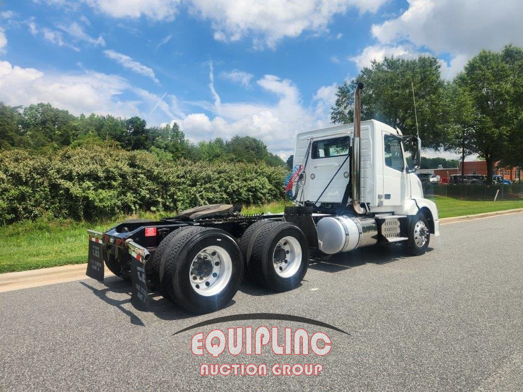 2015 Volvo VNL-64-T-300
