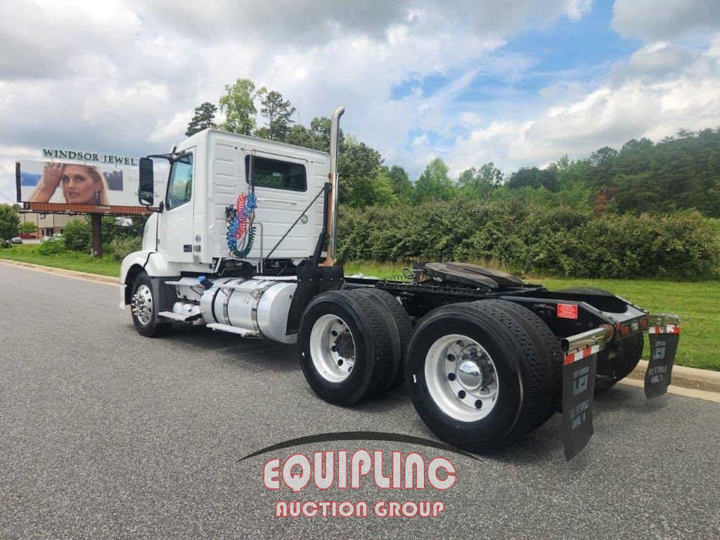 2015 Volvo VNL-64-T-300