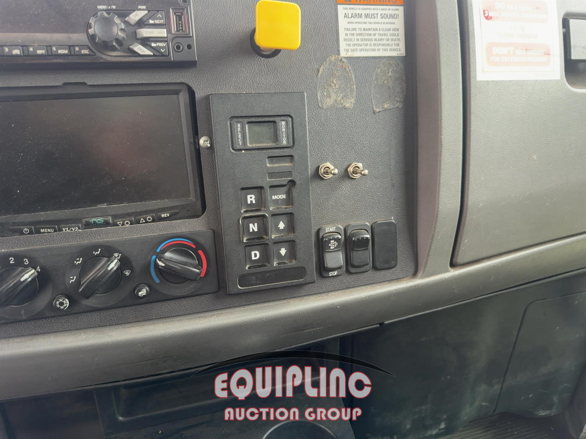 2015 Peterbilt 330