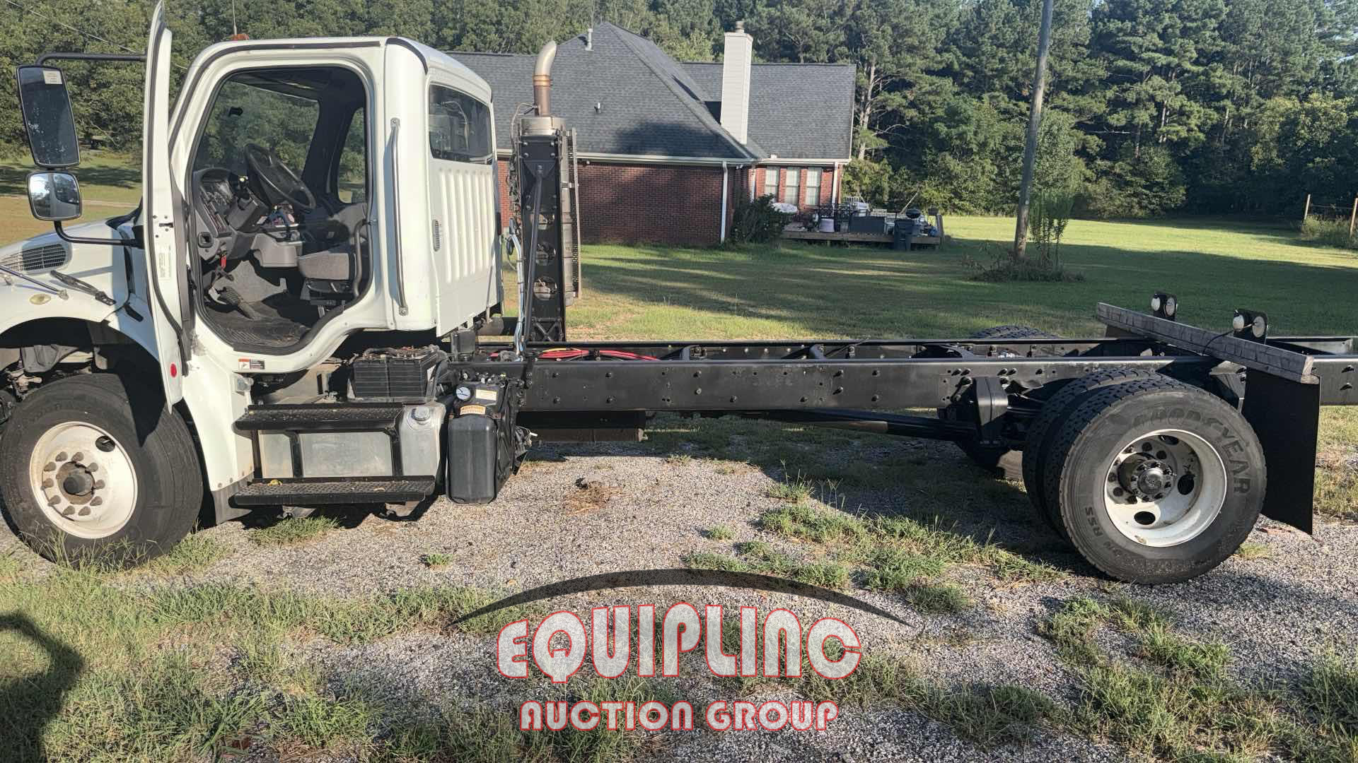 2019 Freightliner M2106