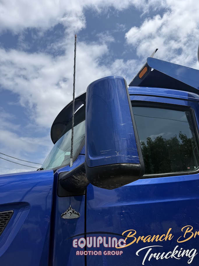 2023 Peterbilt 567