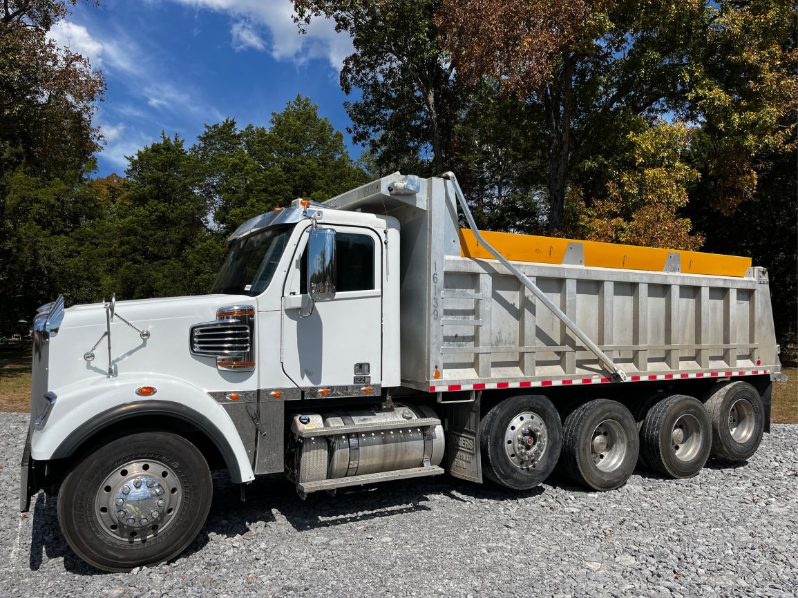 Photo of a 2016 Freightliner SD122