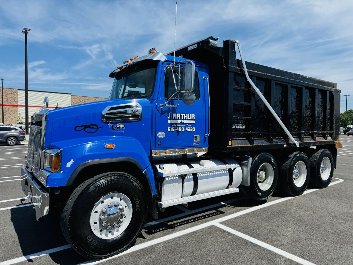 Photo of a 2016 Western Star 4700SF