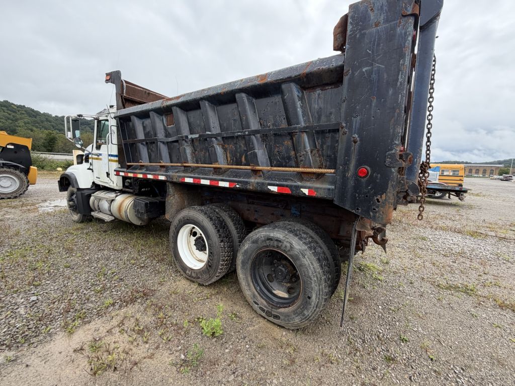 2006 Mack CV713