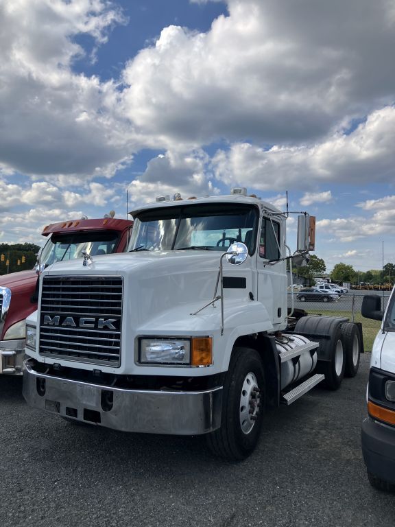Photo of 2002 Mack CH613