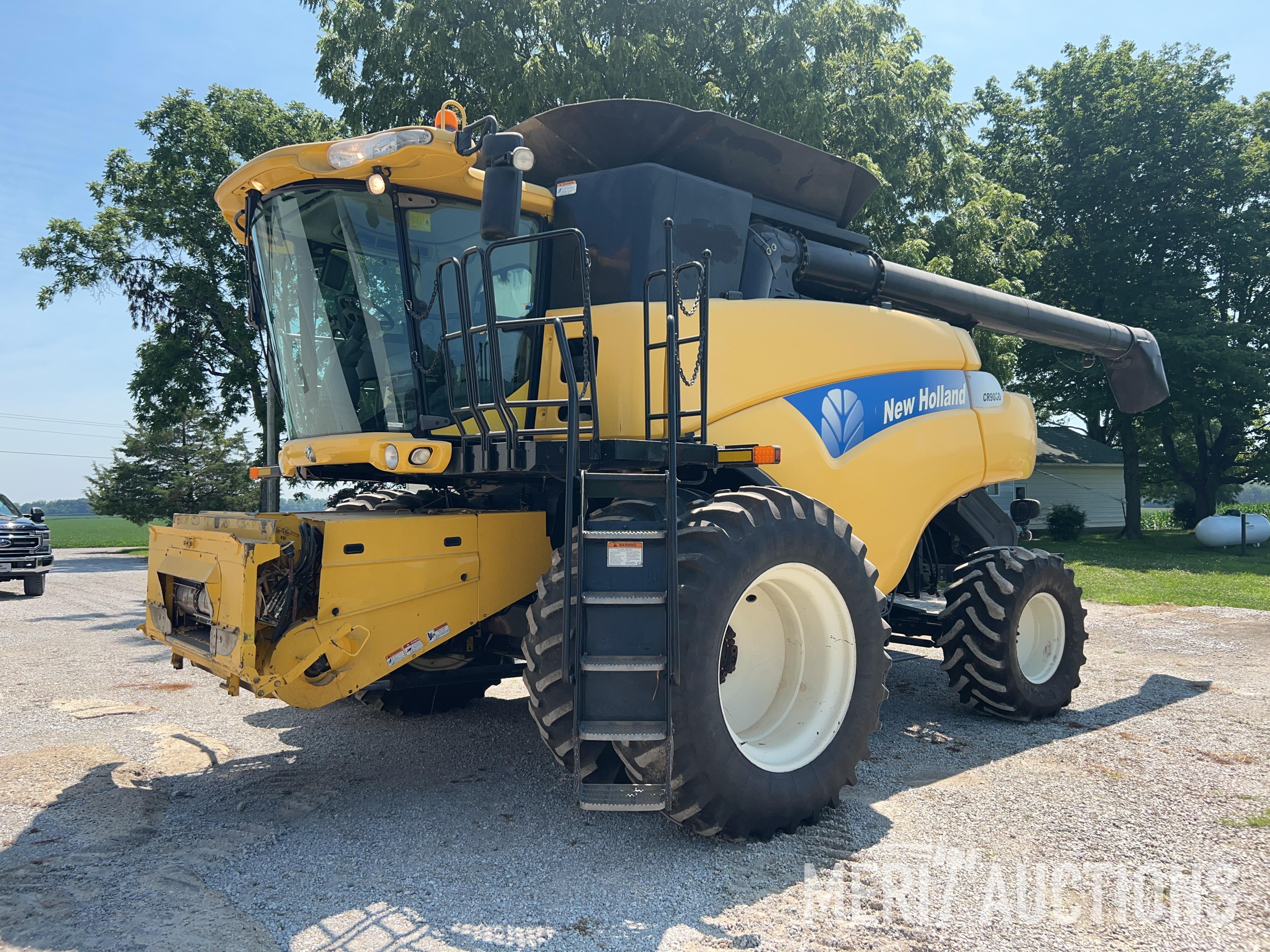 2007 New Holland CR9060 Combine