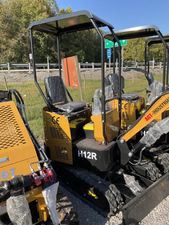 Photo of a  Kubota 885