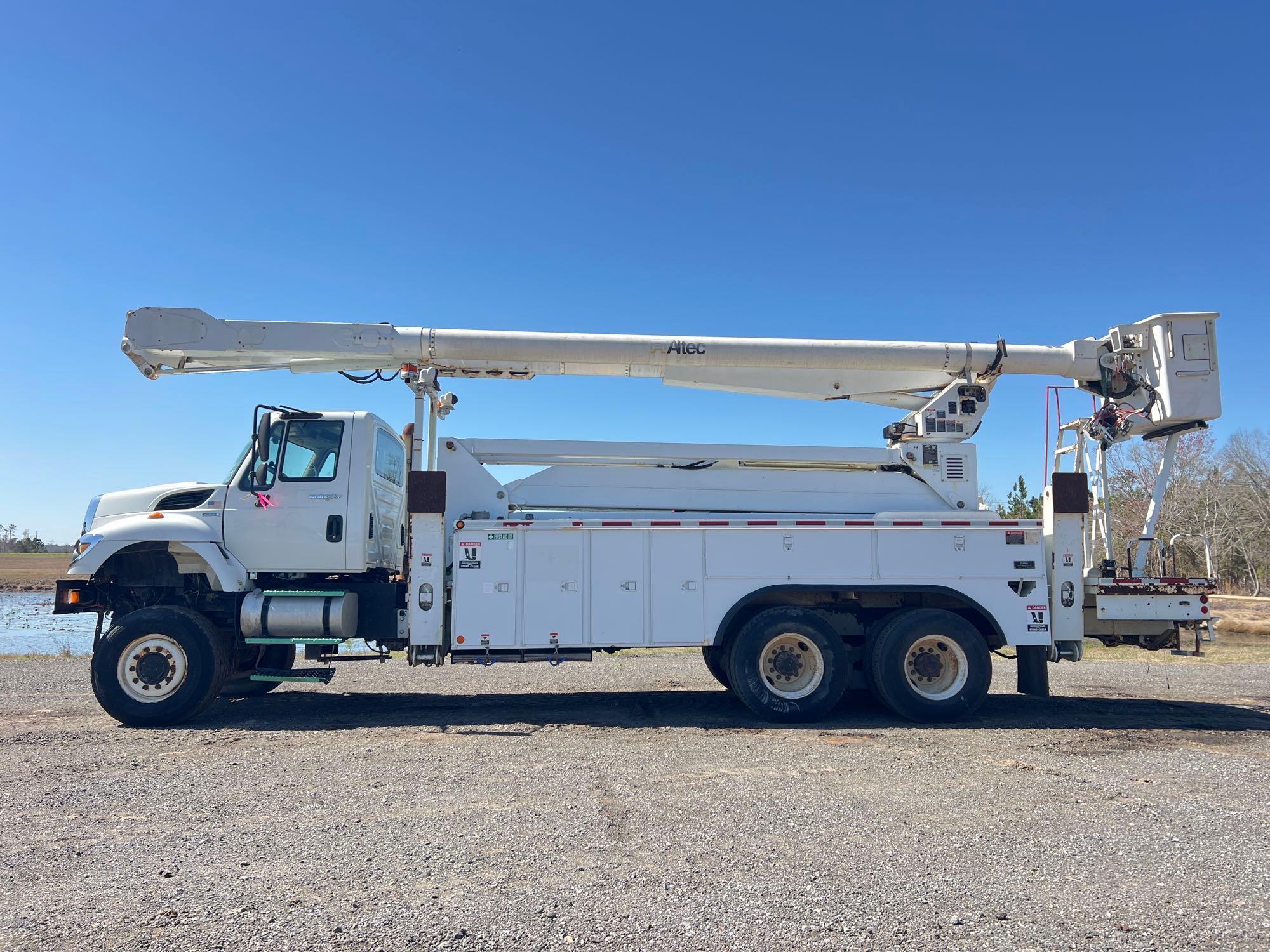 2009 INTERNATIONAL WORKSTAR BUCKET TRUCK