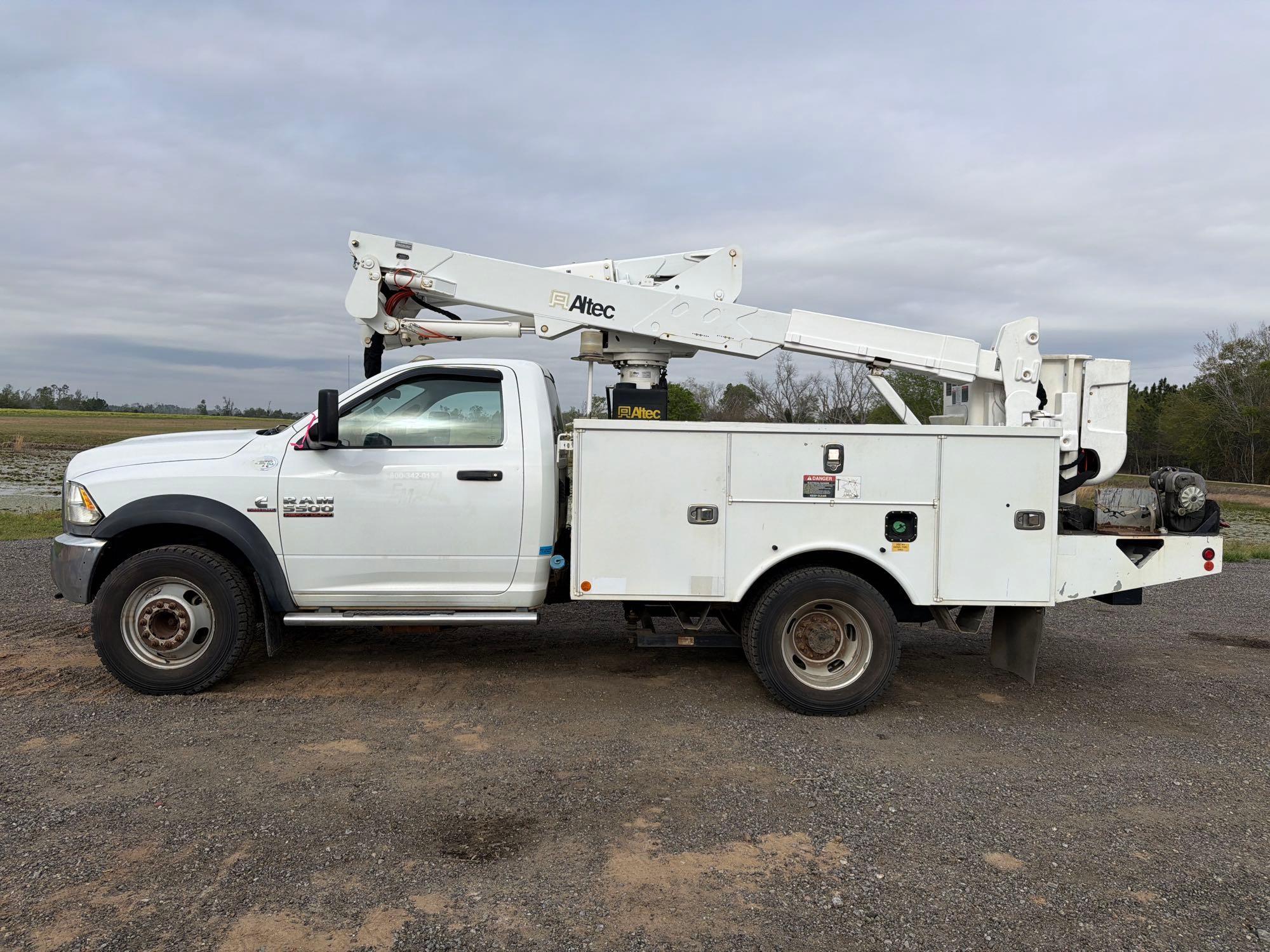 2014 DODGE RAM HEAVY DUTY INSULATED BUCKET TRUCK