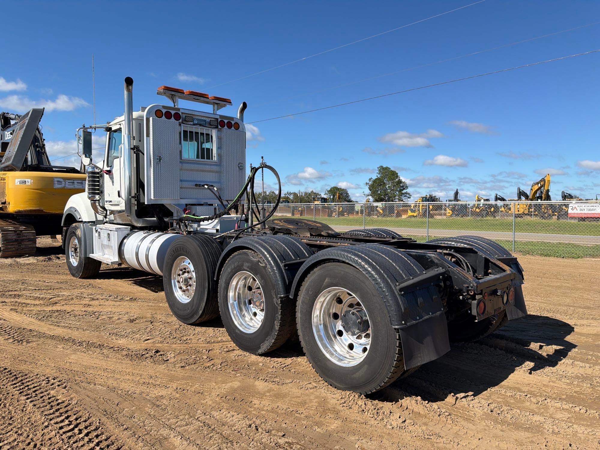 2013 Mack TD713