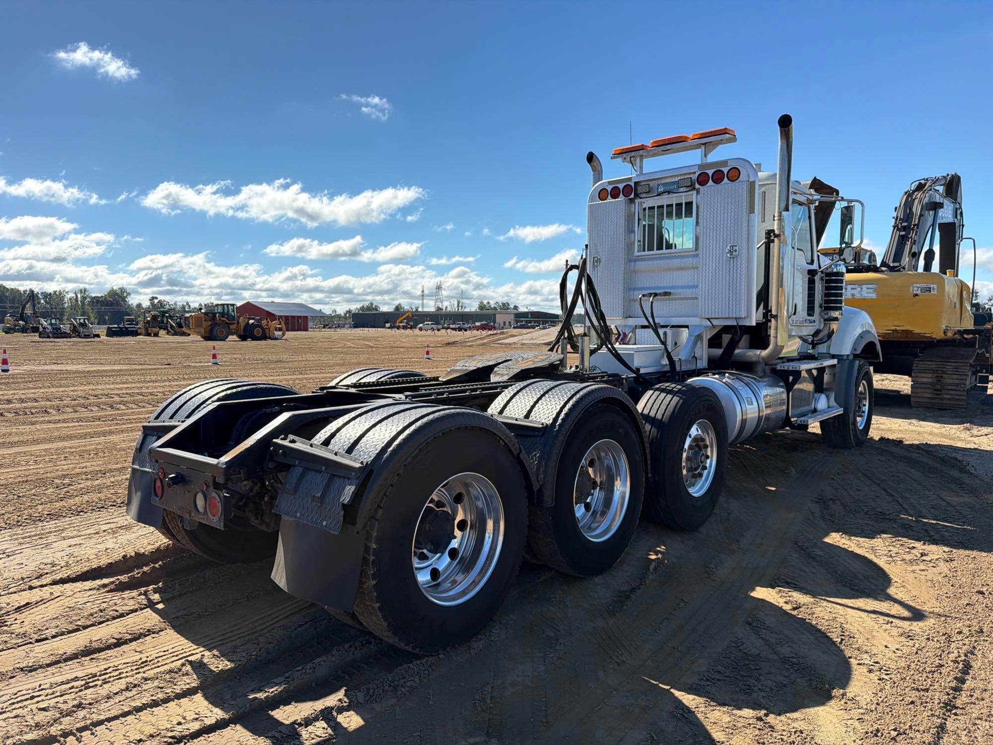 2013 Mack TD713