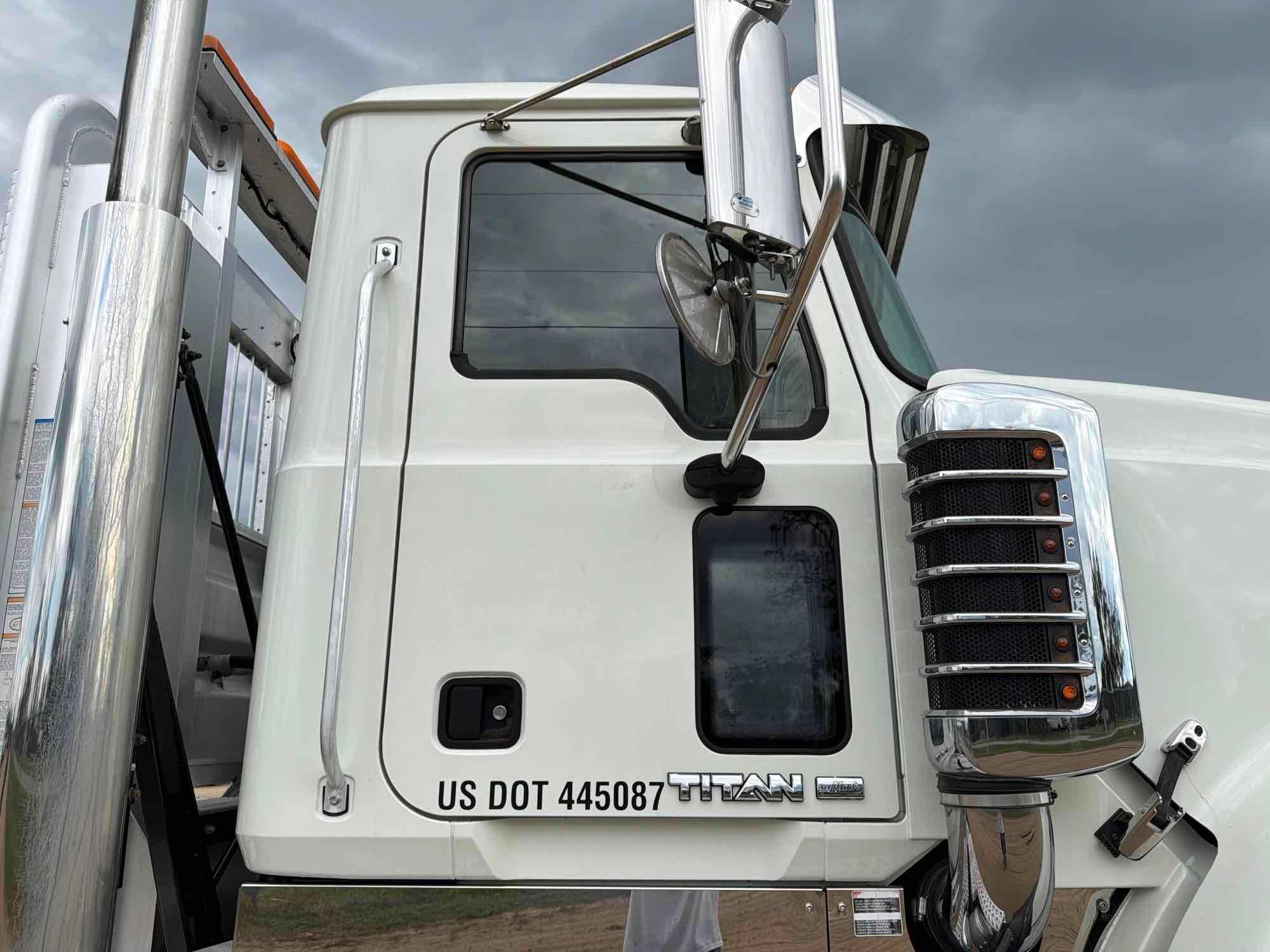 2013 Mack TD713
