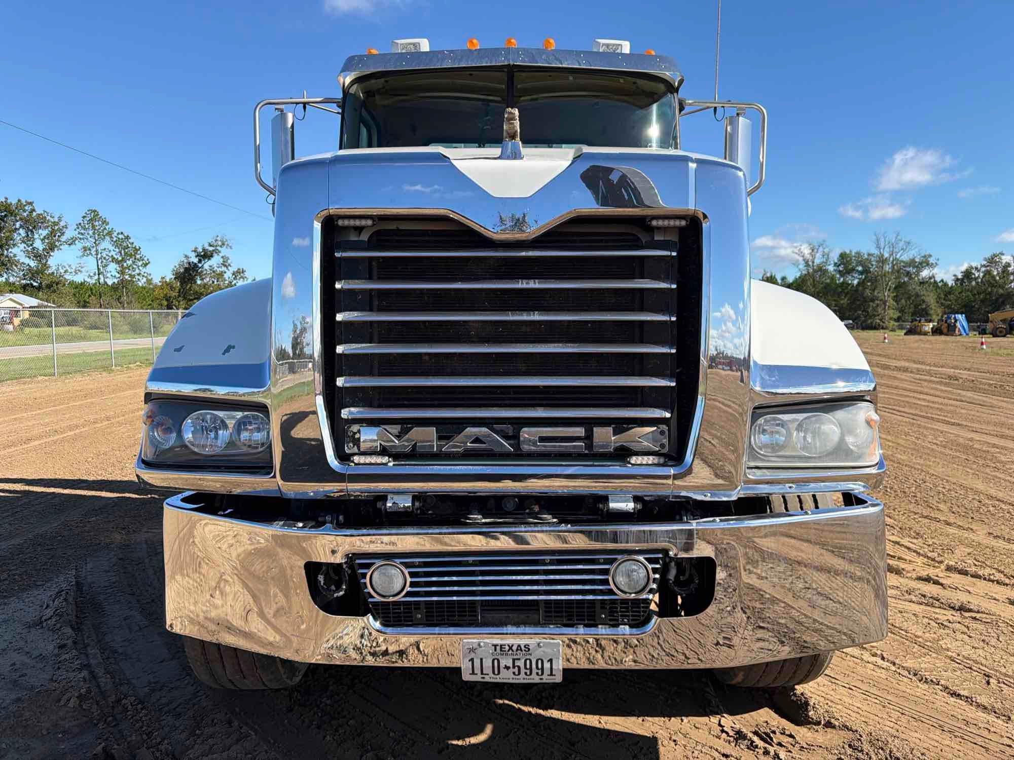 2013 Mack TD713
