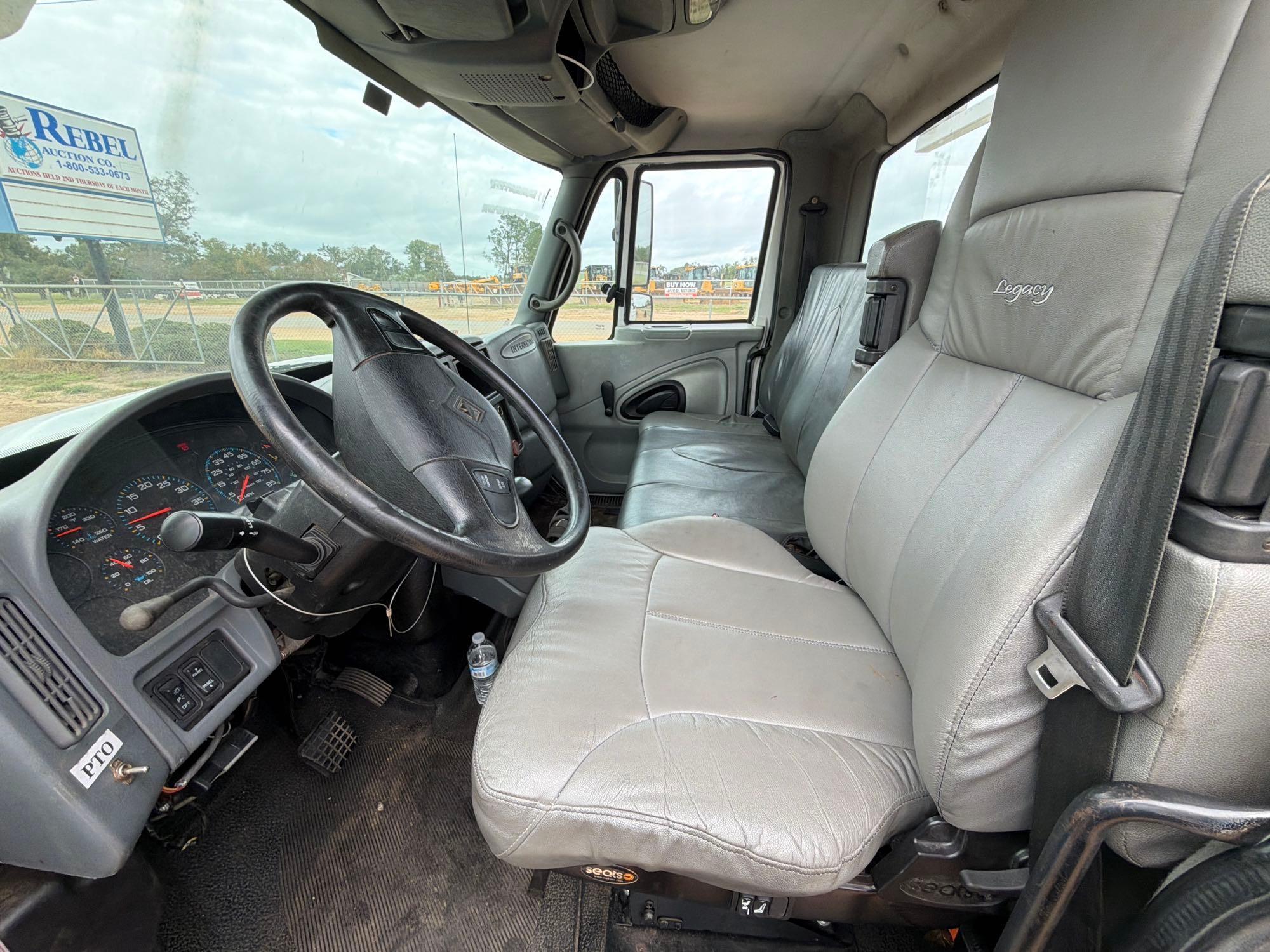 2005 International 4400 SBA 4x2
