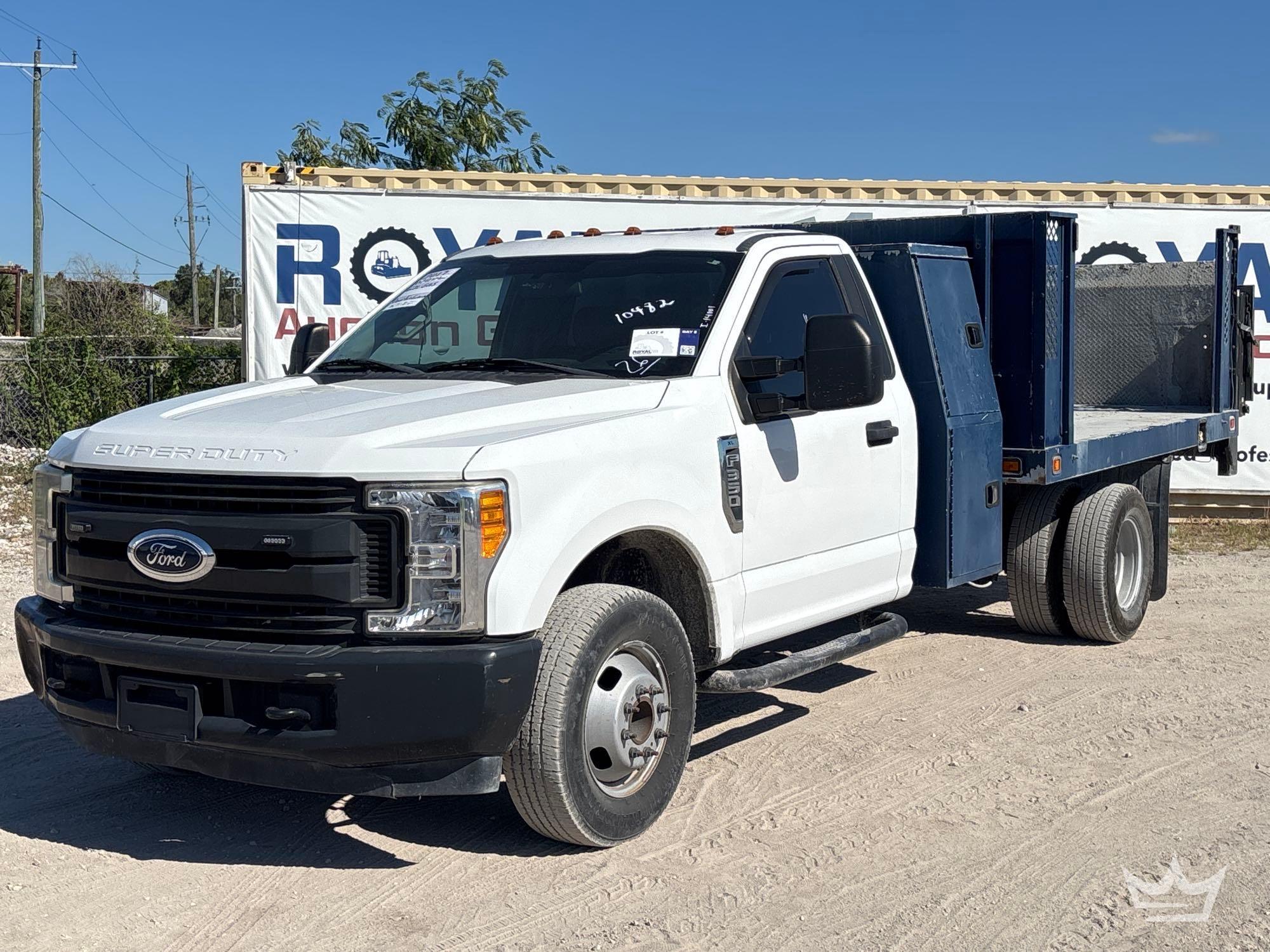 2017 Ford F-350 Flatbed Truck