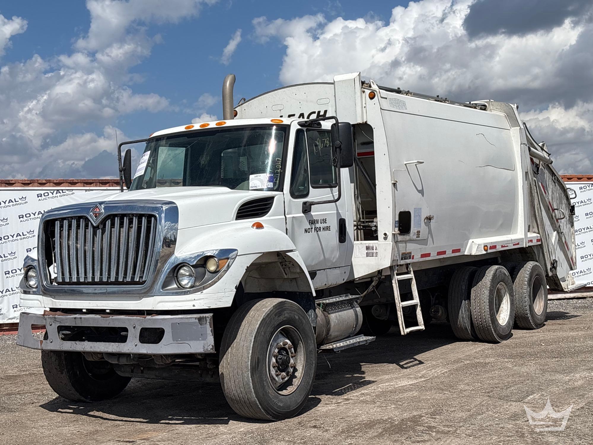 2014 International WorkStar 7500 T/A Leach 2RIII 25Yd Rear Loader Garbage Truck