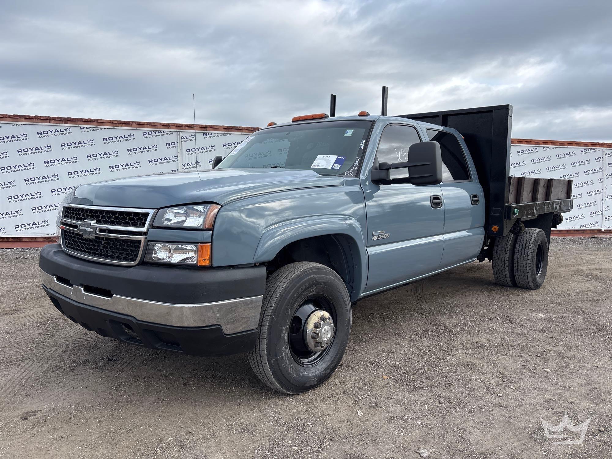 2007 Chevrolet Silverado 3500 4x4 Utility Flatbed Truck