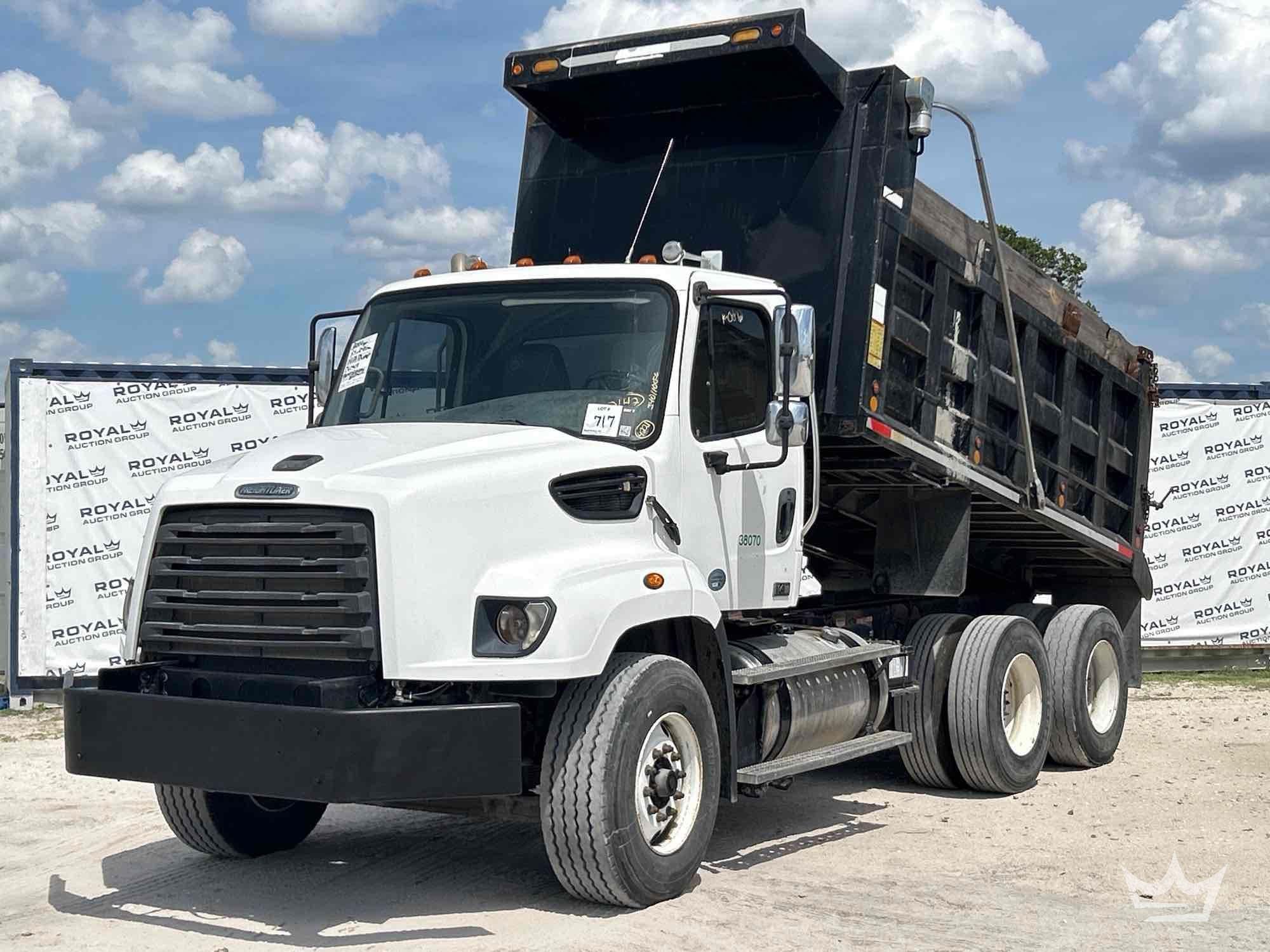 2014 Freightliner 114SD T/A Dump Truck