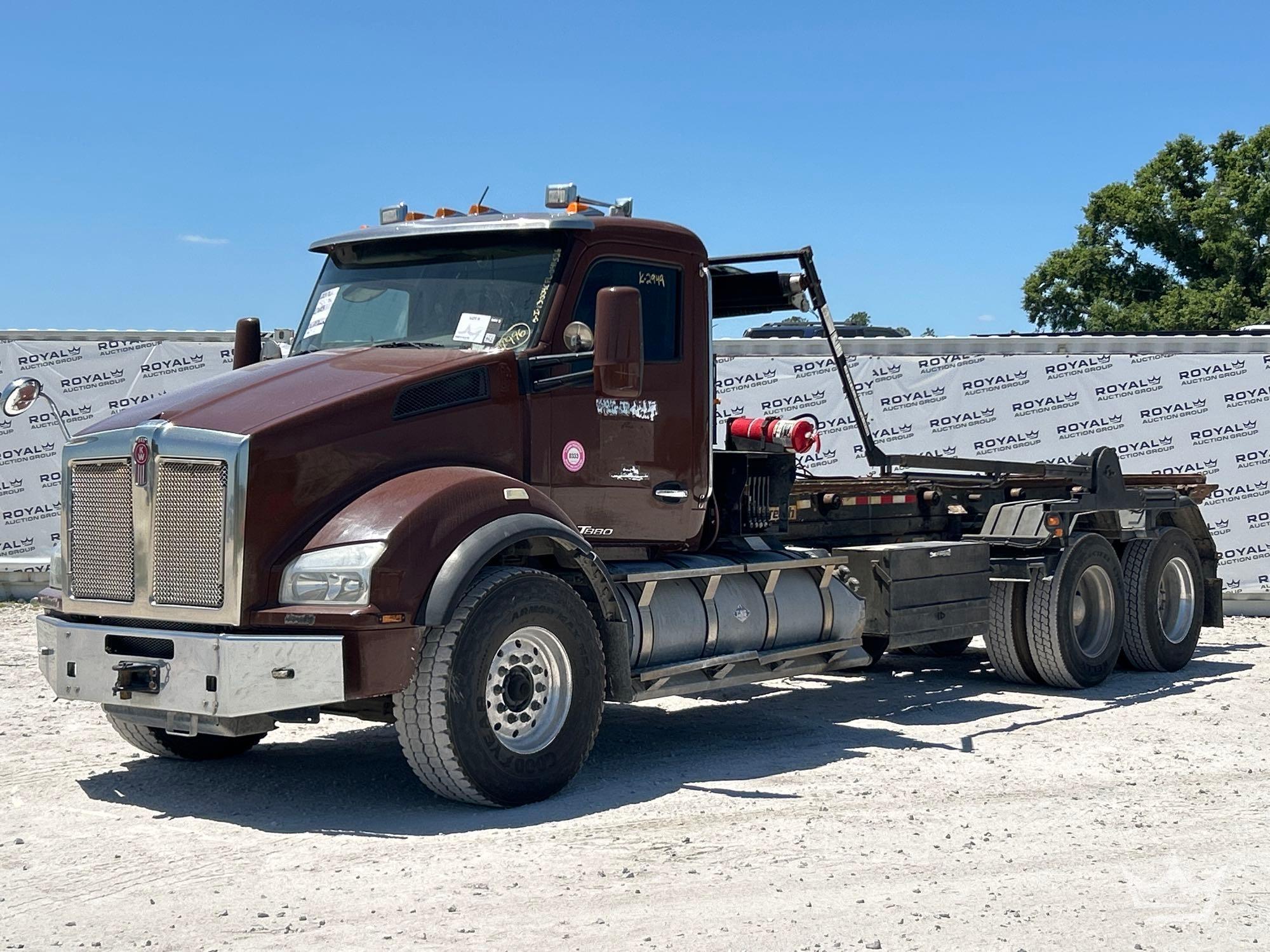2017 Kenworth T880 T/A Galbreath Roll-Off Truck