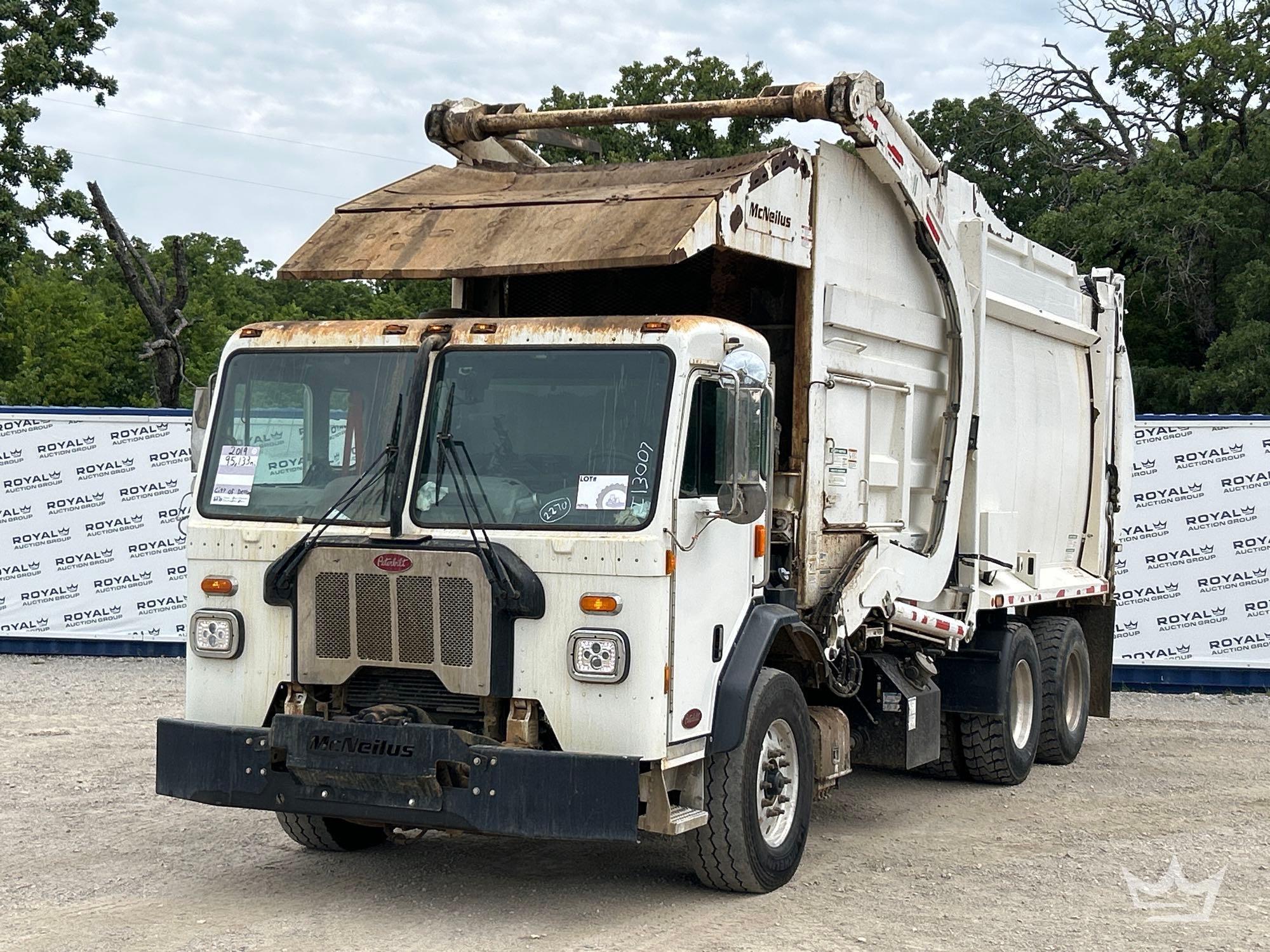 2019 Peterbilt 520 McNeilus 28Yd Front Loader Garbage Truck