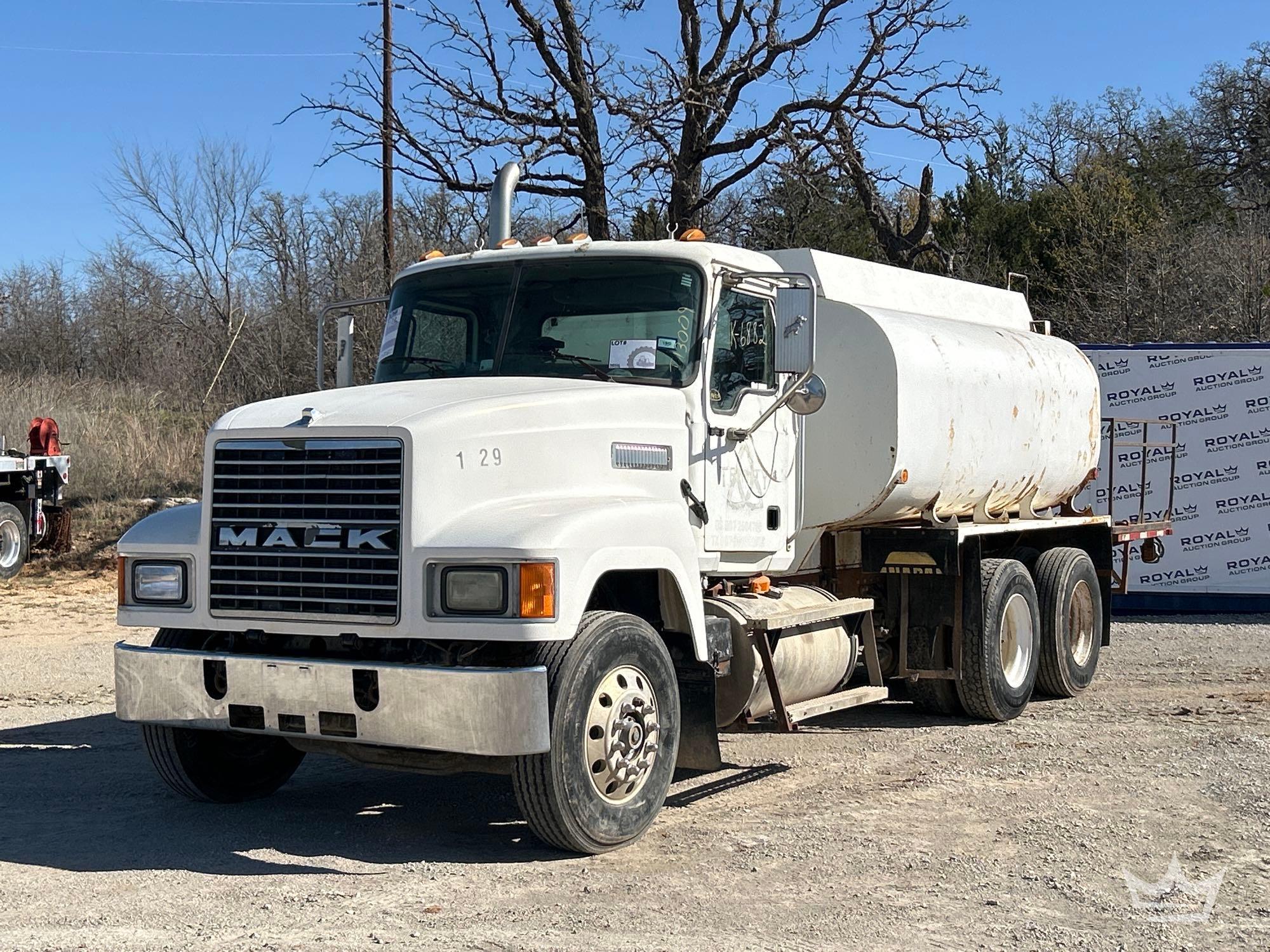 Photo of a 2004 Mack CH613