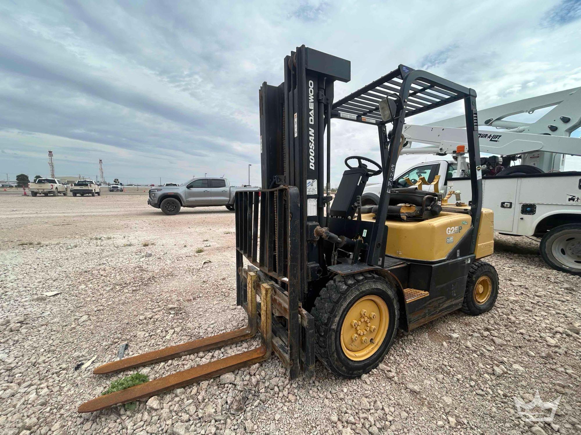 2005 Doosan G25P3 5,000lb. LPG Straight Mast Forklift