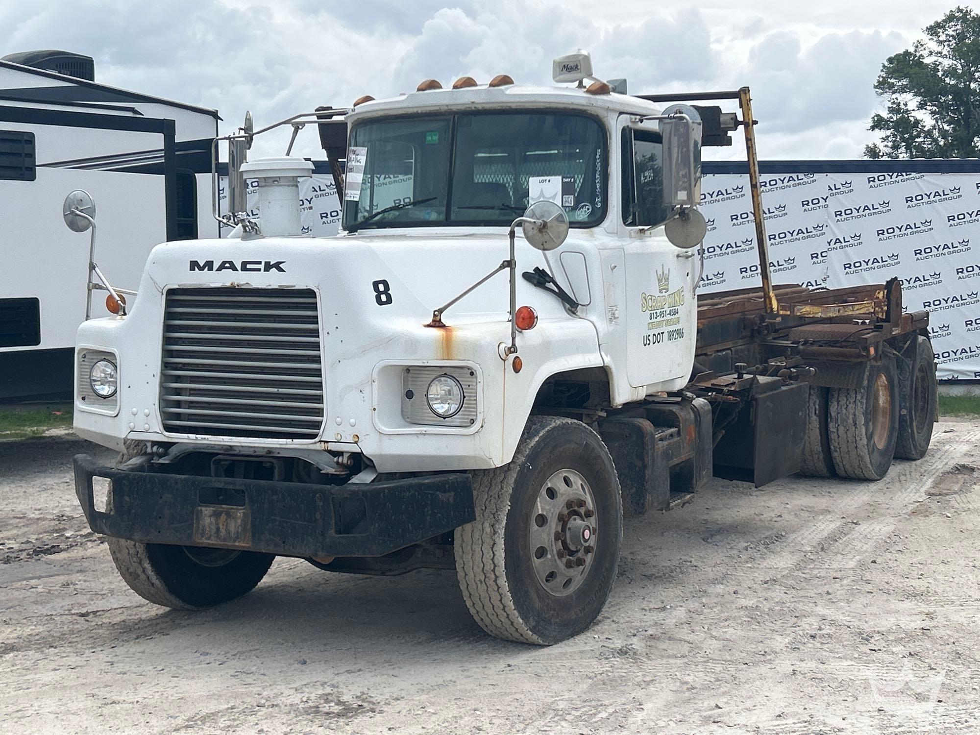 Photo of a 1998 Mack DM690S