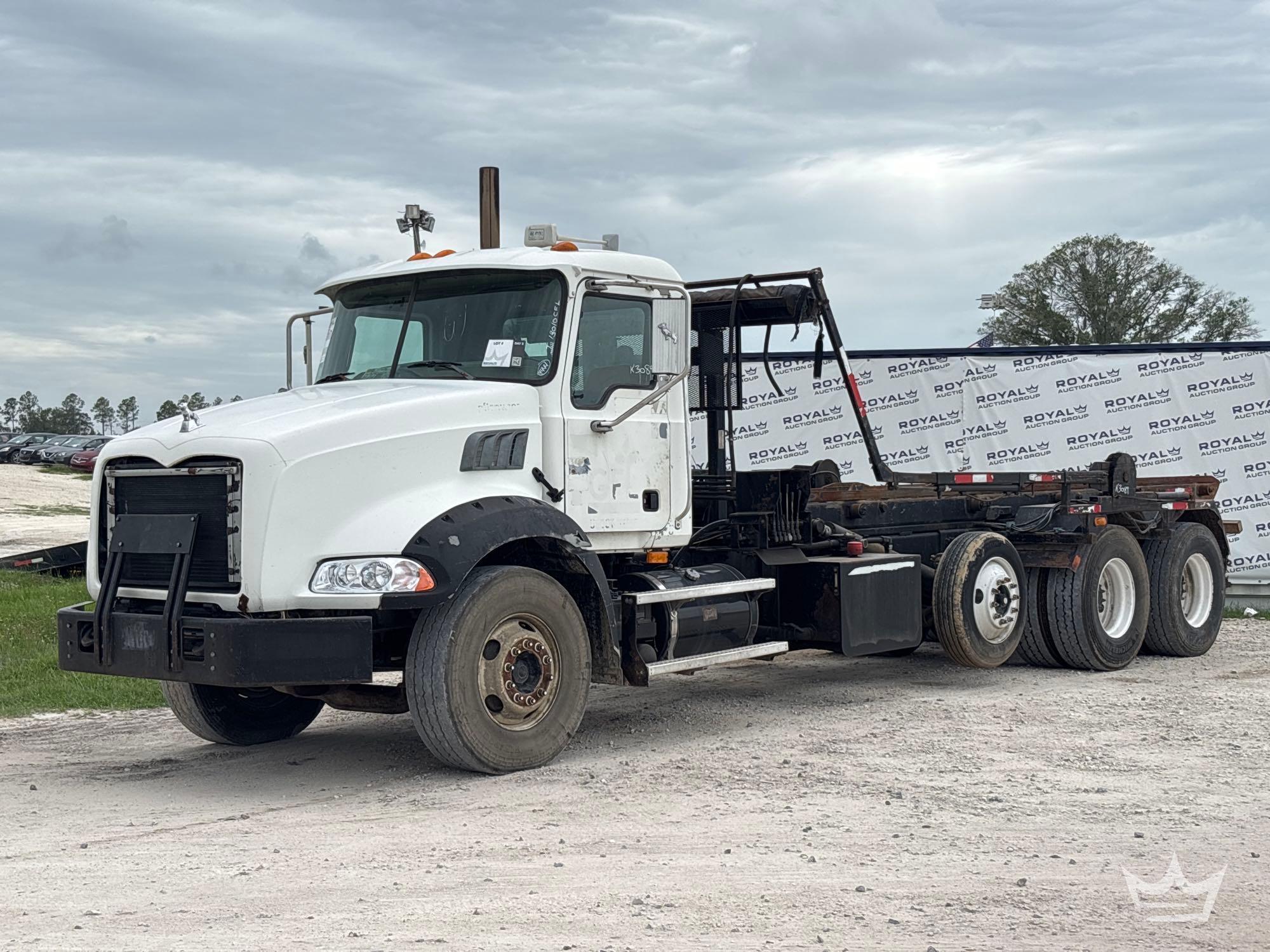 2009 Mack GU813 Tri-Axle 22ft. Roll-Off Truck