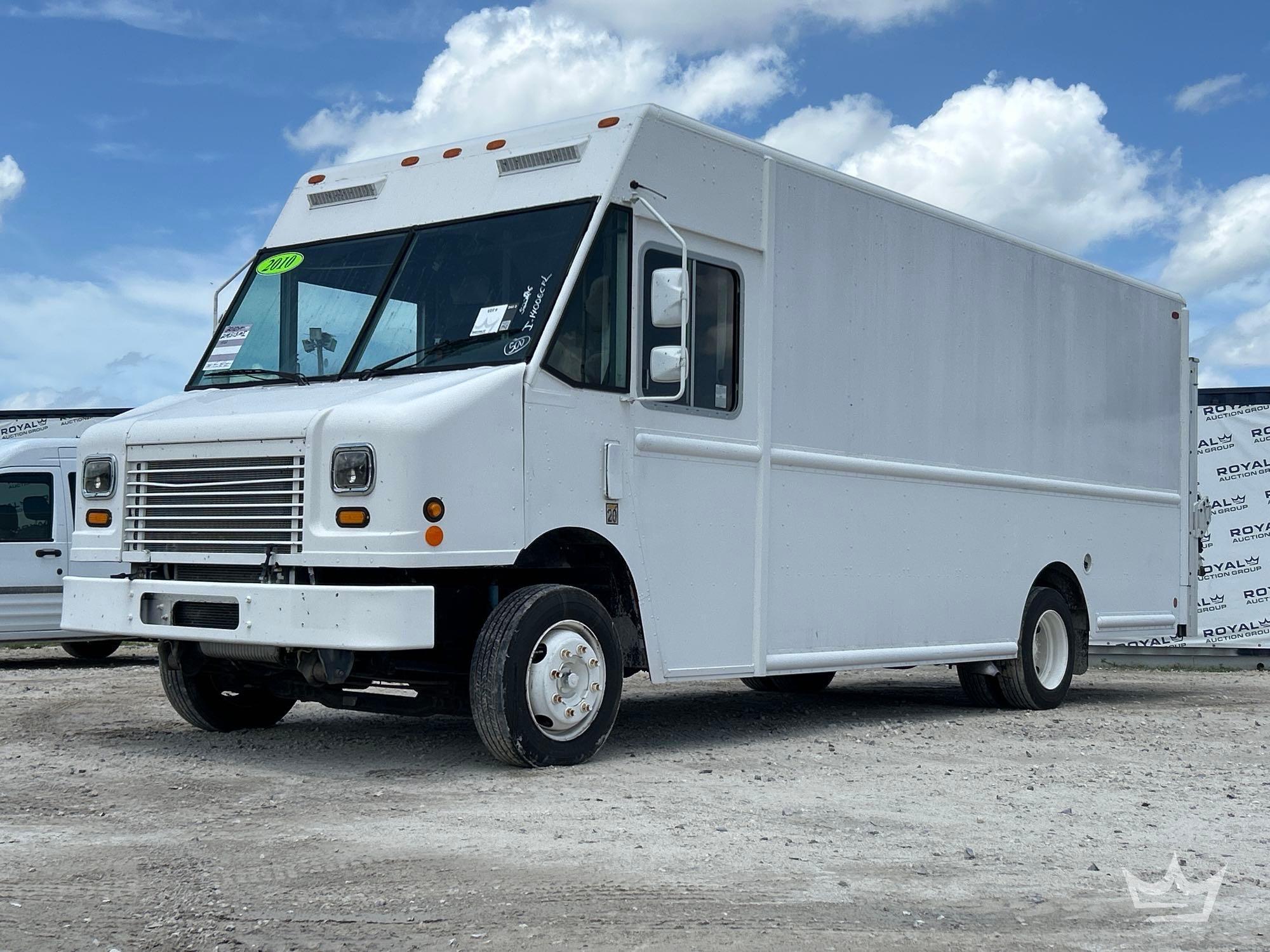 2010 Workhorse Custom Chassis W62 Step Van with Liftgate