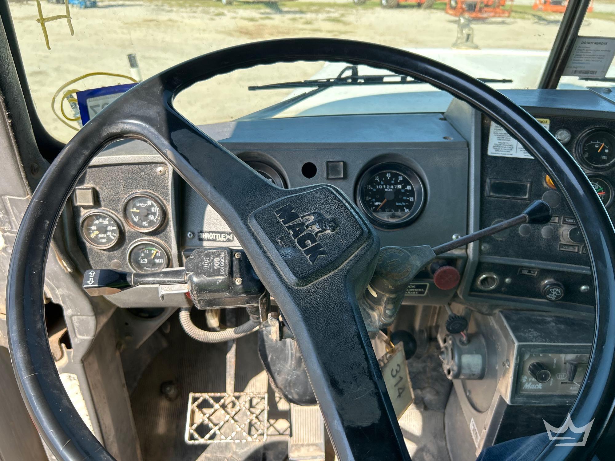 1994 Mack DM690S