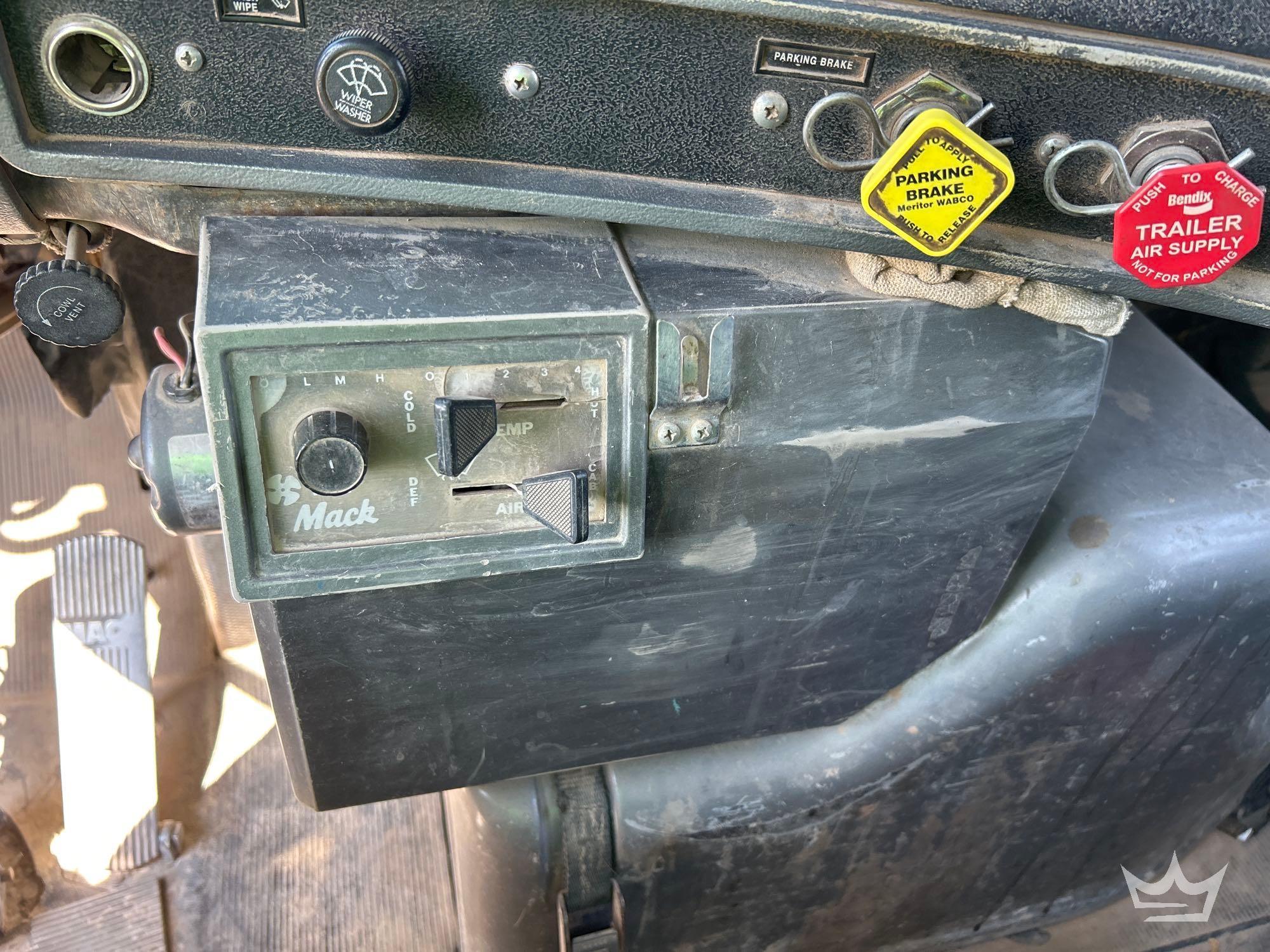 1994 Mack DM690S