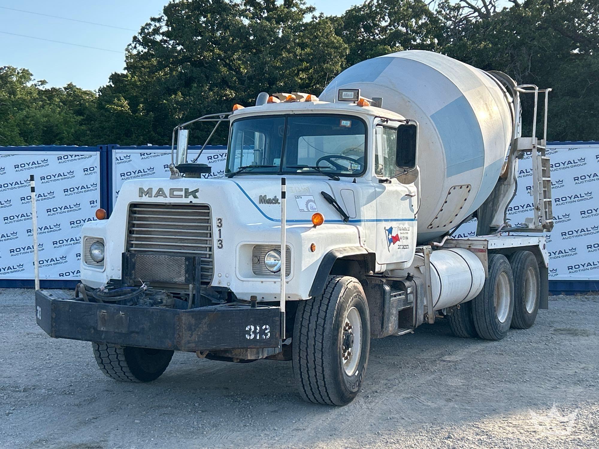 Photo of a 1994 Mack DM690S