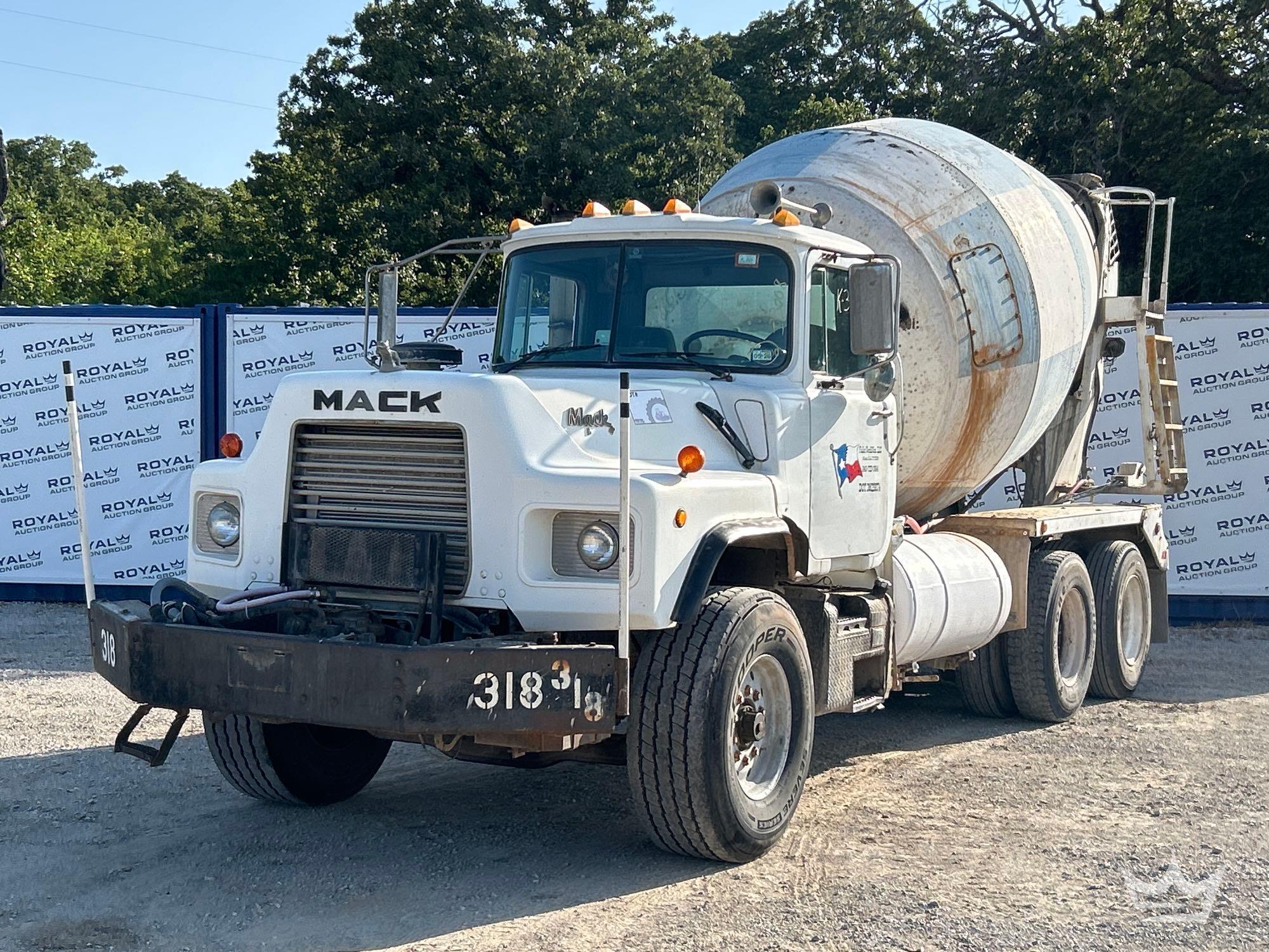 Photo of a 1994 Mack DM690S