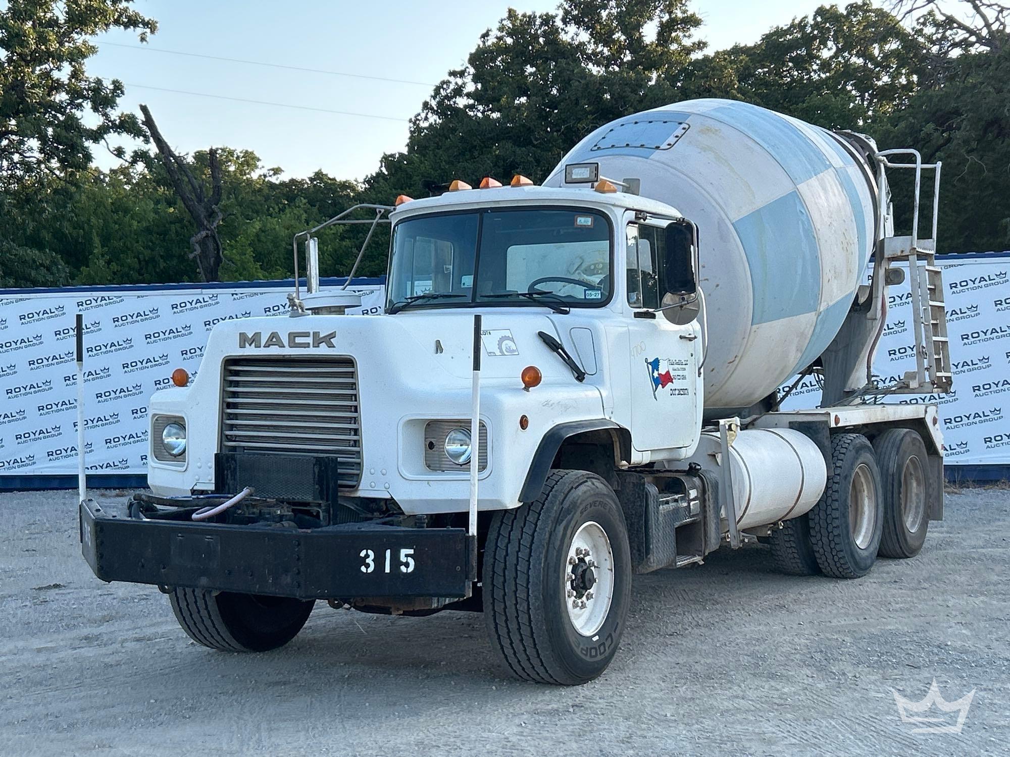 Photo of a 1994 Mack DM690S