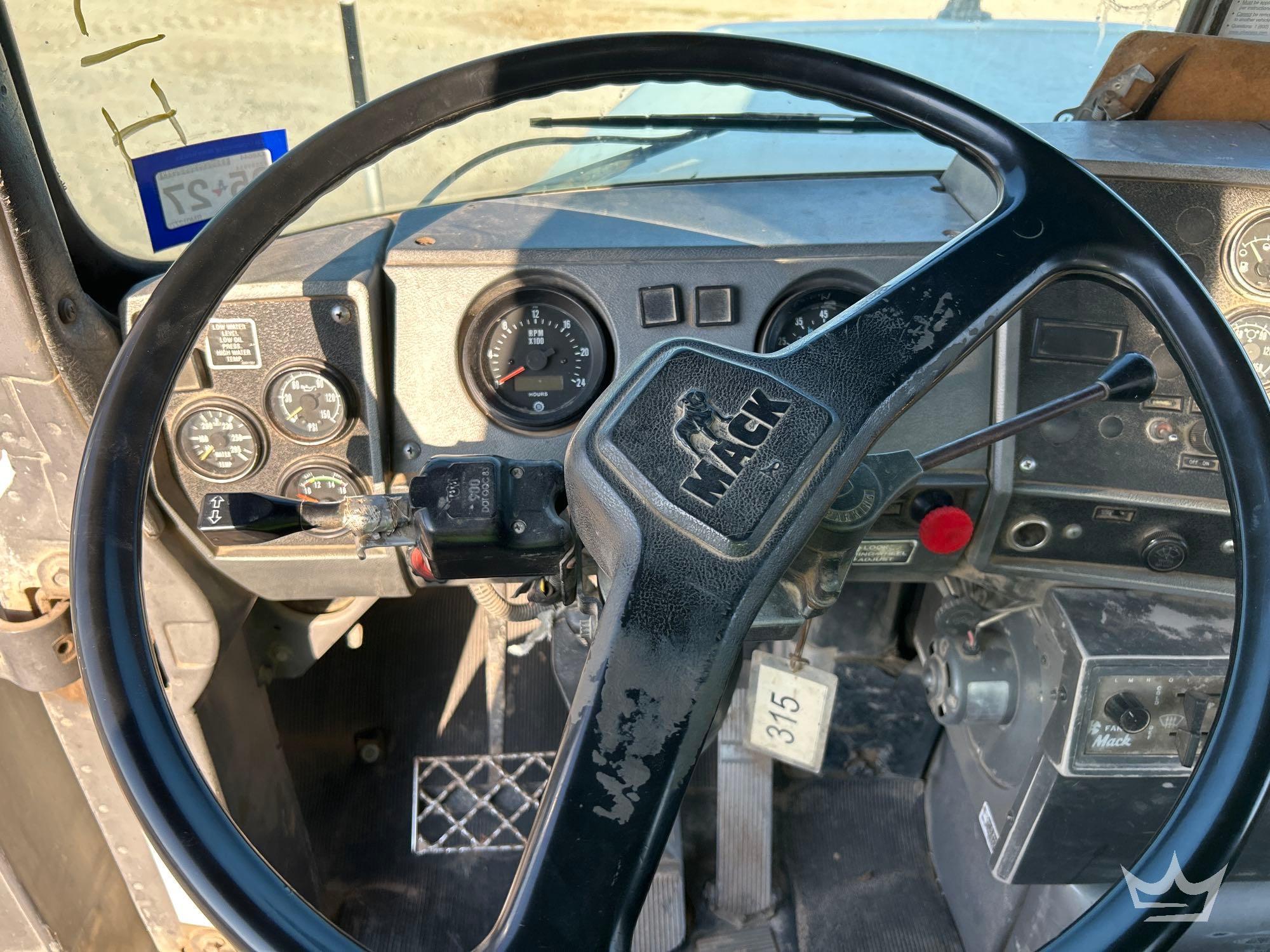 1994 Mack DM690S