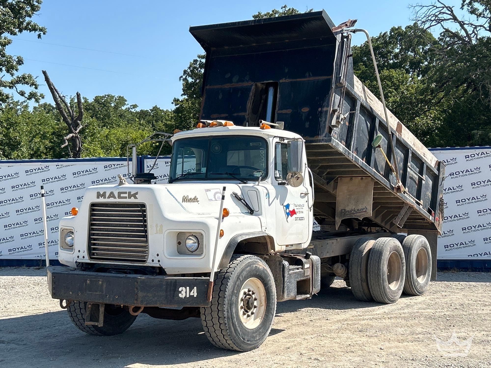 1994 Mack DM690S