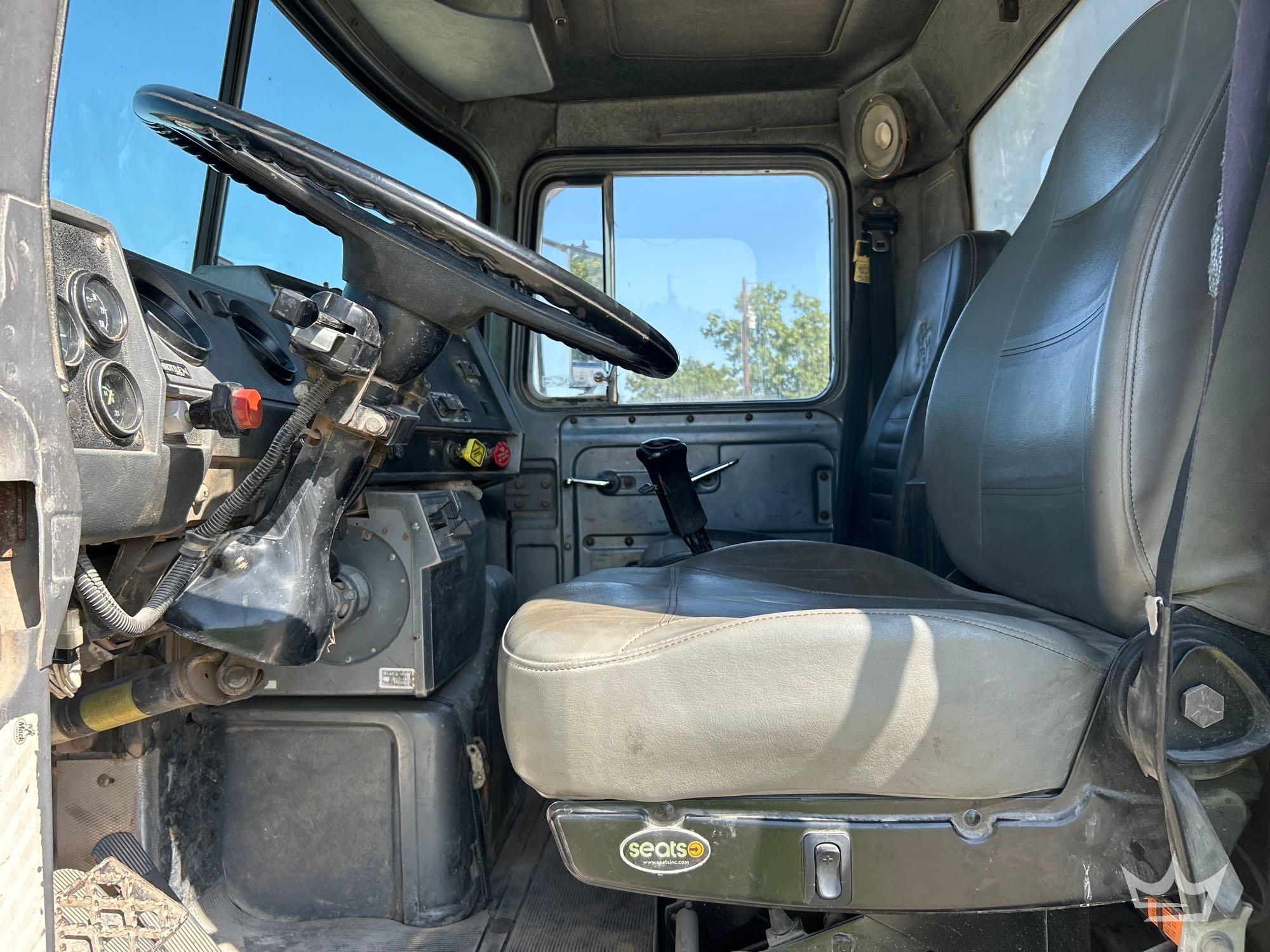 1994 Mack DM690S