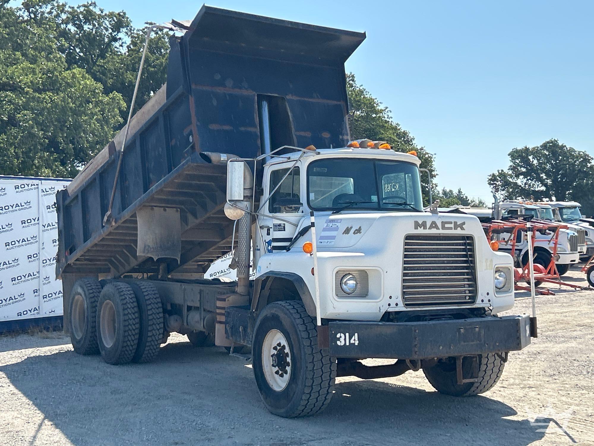 1994 Mack DM690S