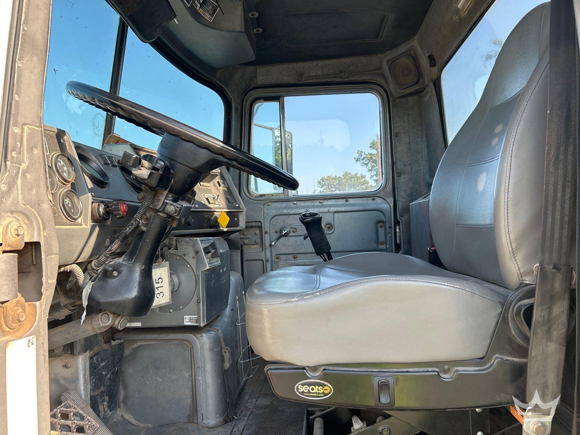 1994 Mack DM690S