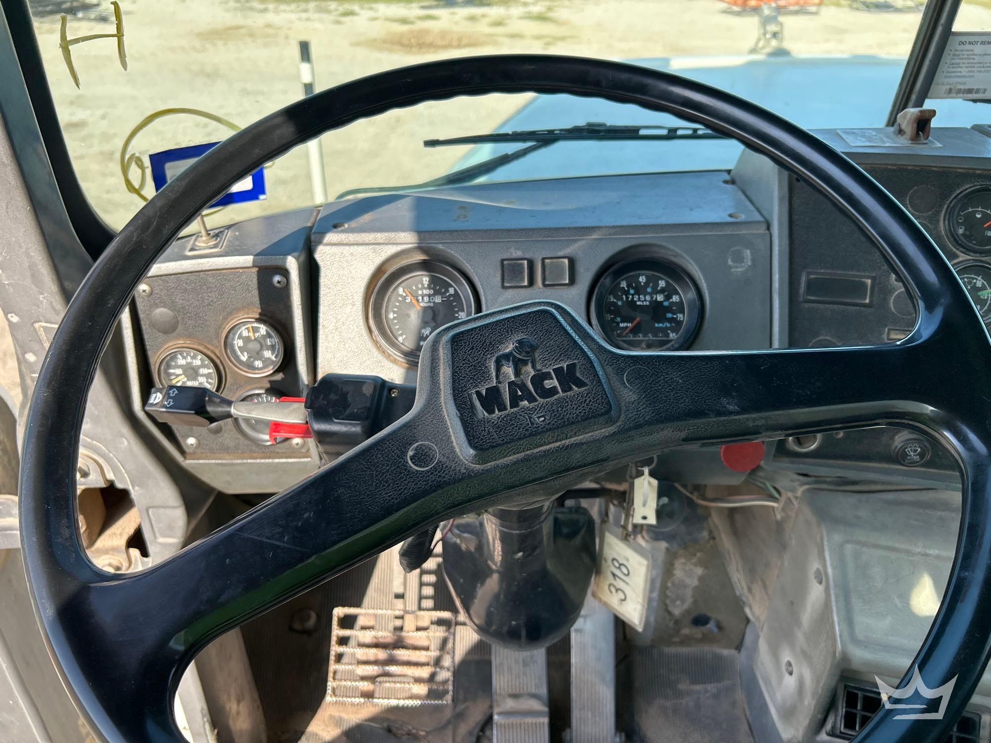 1994 Mack DM690S
