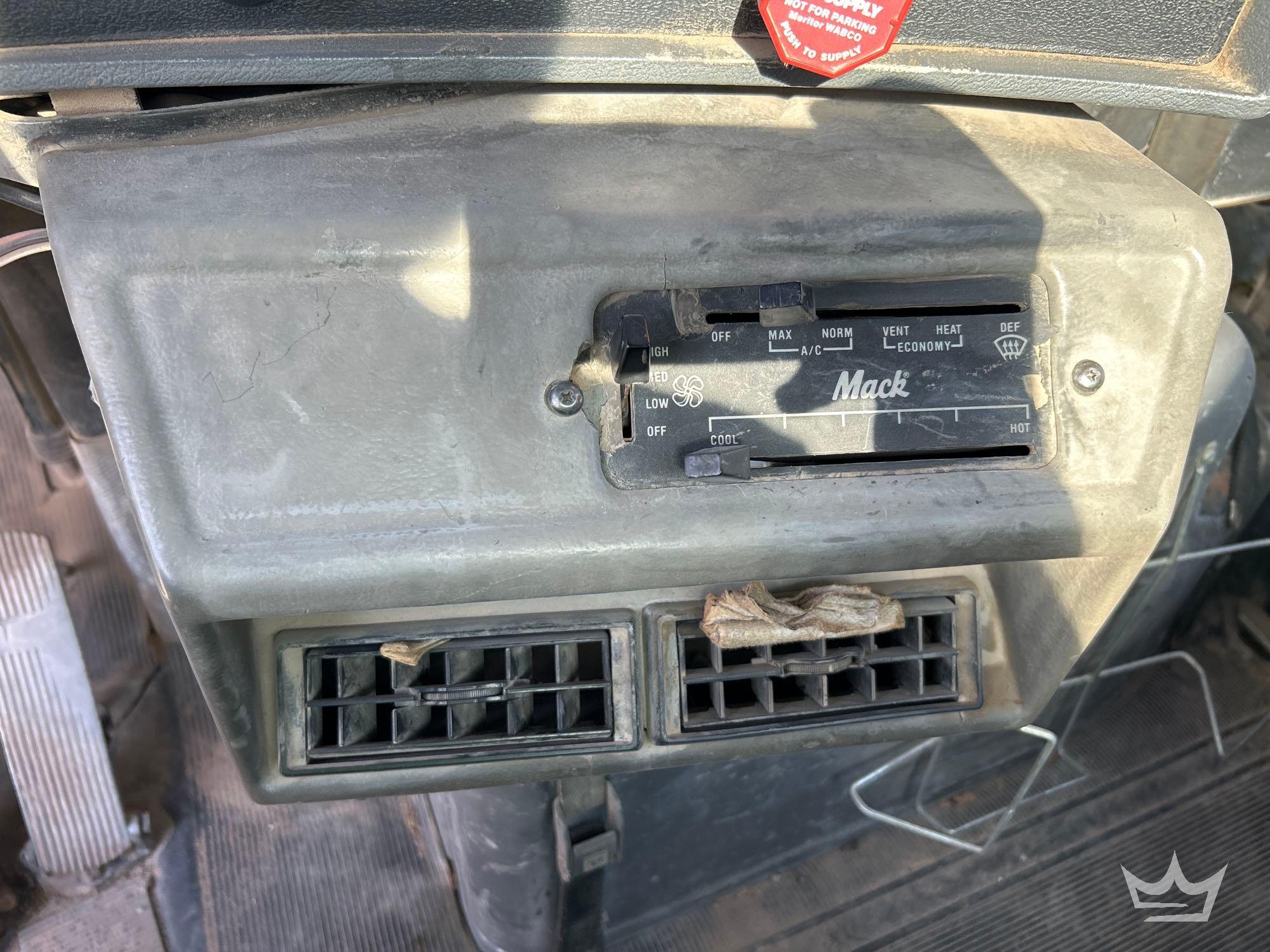 1994 Mack DM690S